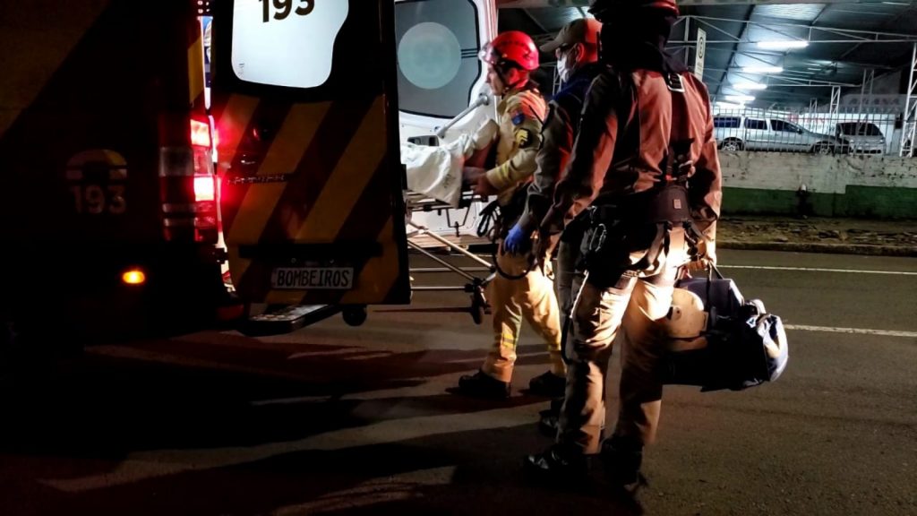 Equipes do Corpo de Bombeiros atendem pessoa em situação de risco no centro