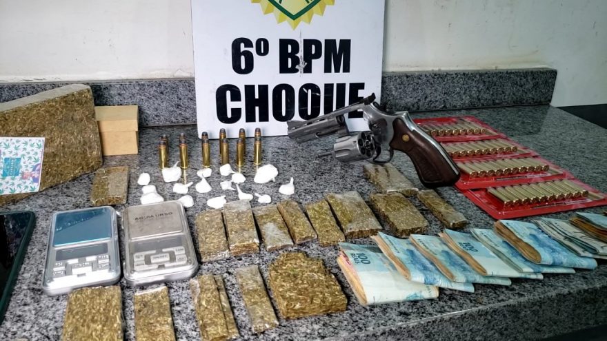 Choque encaminha dupla acusada de tráfico de drogas e apreende arma de fogo no Morumbi