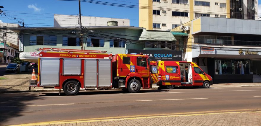 Idosa sofre queda no 8º andar de apartamento no Centro e é socorrida pelo Siate