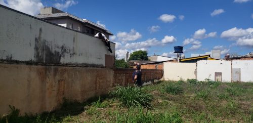 Homem em surto sobe em telhado de escola no Cancelli