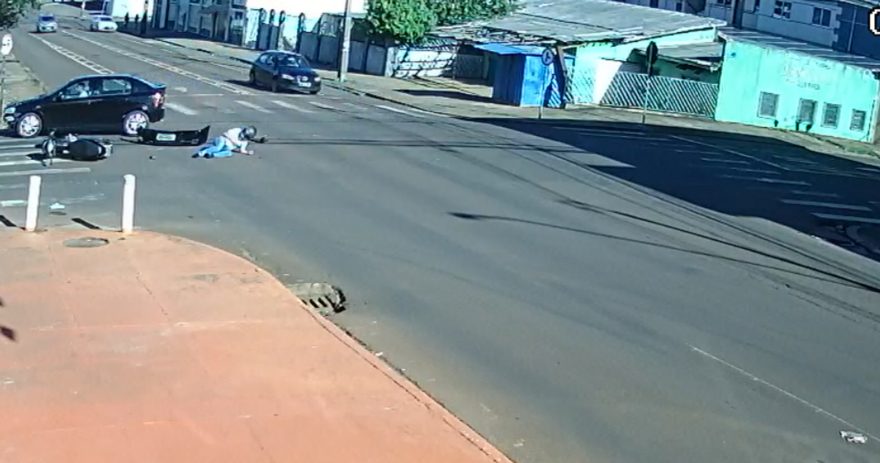 Câmera registra acidente na Rua São Paulo