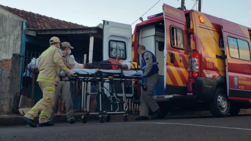 Homem machuca o pé jogando bola no Periolo
