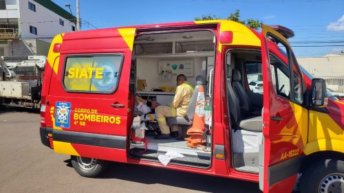 Caminhão da Prefeitura se envolve em acidente com motociclista em frente ao Teatro Municipal