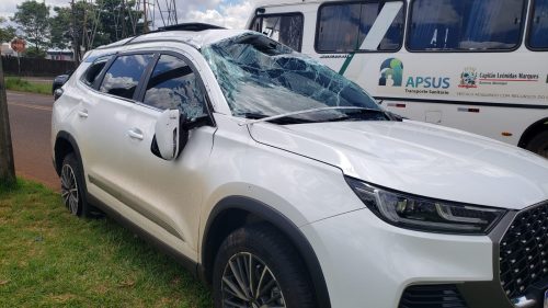 Tiggo capota após colisão na Avenida das Torres, na Região da FAG
