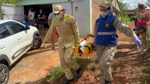 Homem sofre queda enquanto desmontava telhado e bate a cabeça