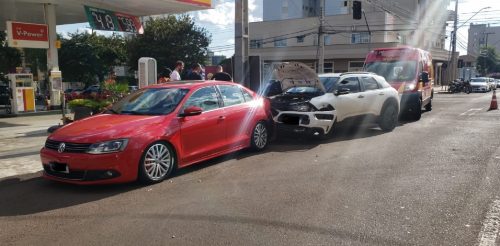 Citröen C4 colide contra Jetta que estava estacionado na Rua Rio de Janeiro