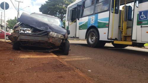 Ônibus e Courier se envolvem em acidente no Santa Cruz