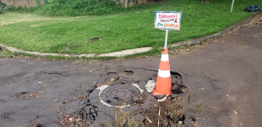 Cuidado! Vulcão em erupção! Moradores sinalizam buraco com cone na Rua Visconde do Rio Branco