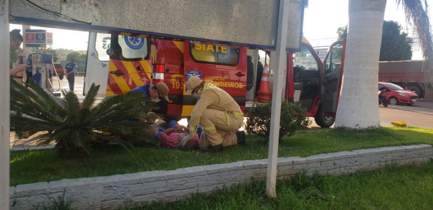 Motociclista tem suspeita de fratura no braço após acidente de trânsito na Rua Souza Naves