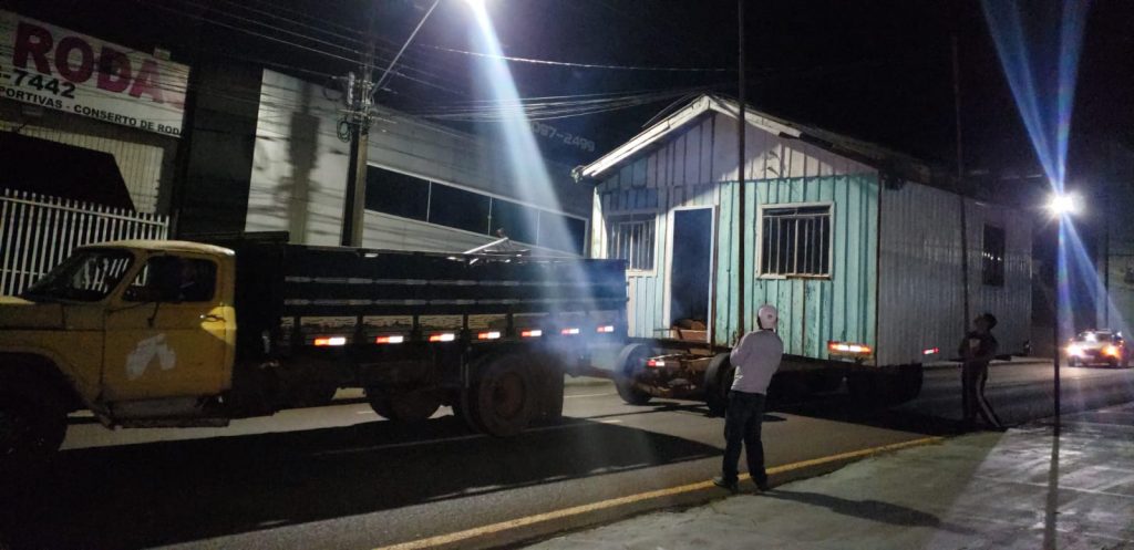 Casa inteira é transportada pelas ruas de Cascavel durante a madrugada