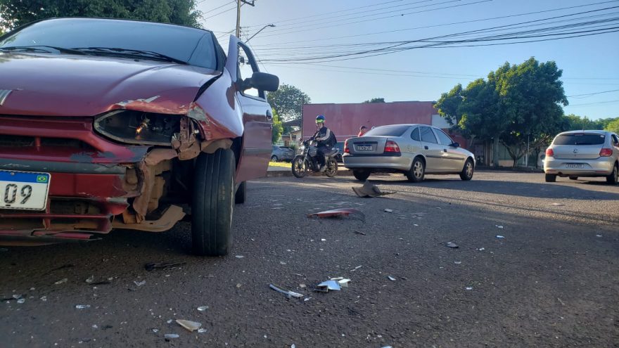 Mulher fica ferida após colisão entre carros no Santa Felicidade