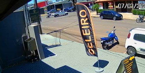 Câmera registra momento em que Strada e motocicleta colidem