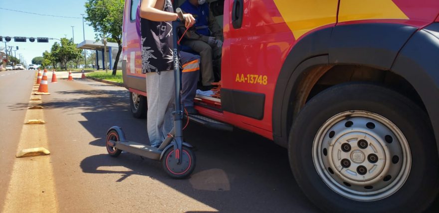 Mulher fica ferida ao sofrer queda de patinete na Av. Tancredo Neves
