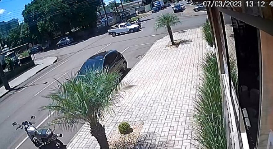 Veja por outro ângulo acidente que deixou motociclista ferido