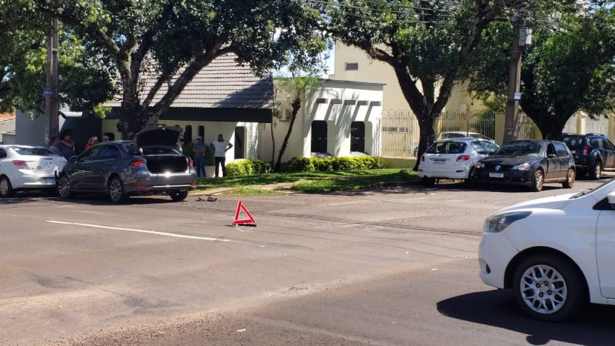 Três veículos se envolvem em acidente no Centro