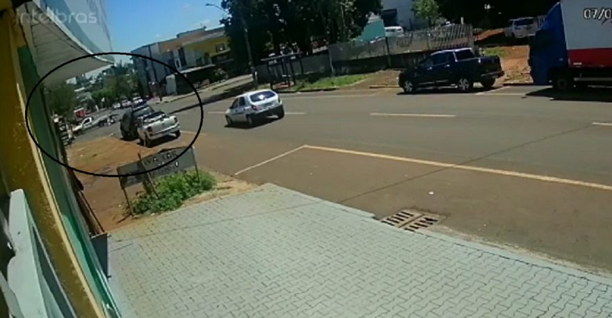 Outra câmera registra Strada fugindo após colidir contra motociclista