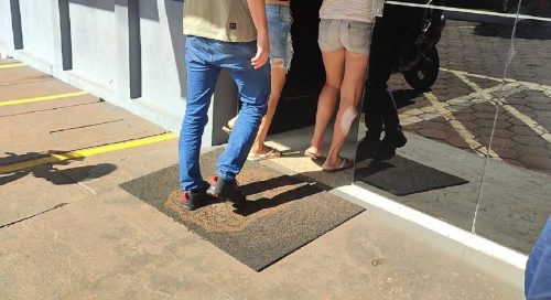 Em companhia de filha adolescente, mulher é novamente detida por tráfico de drogas