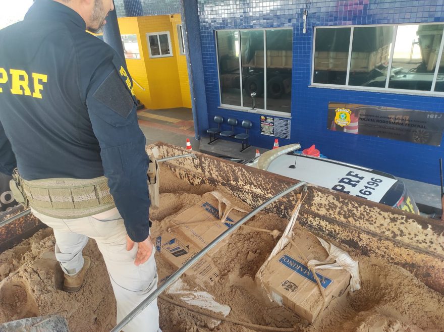 Bitrem carregado de areia e recheado com cigarros é apreendido em Guaíra