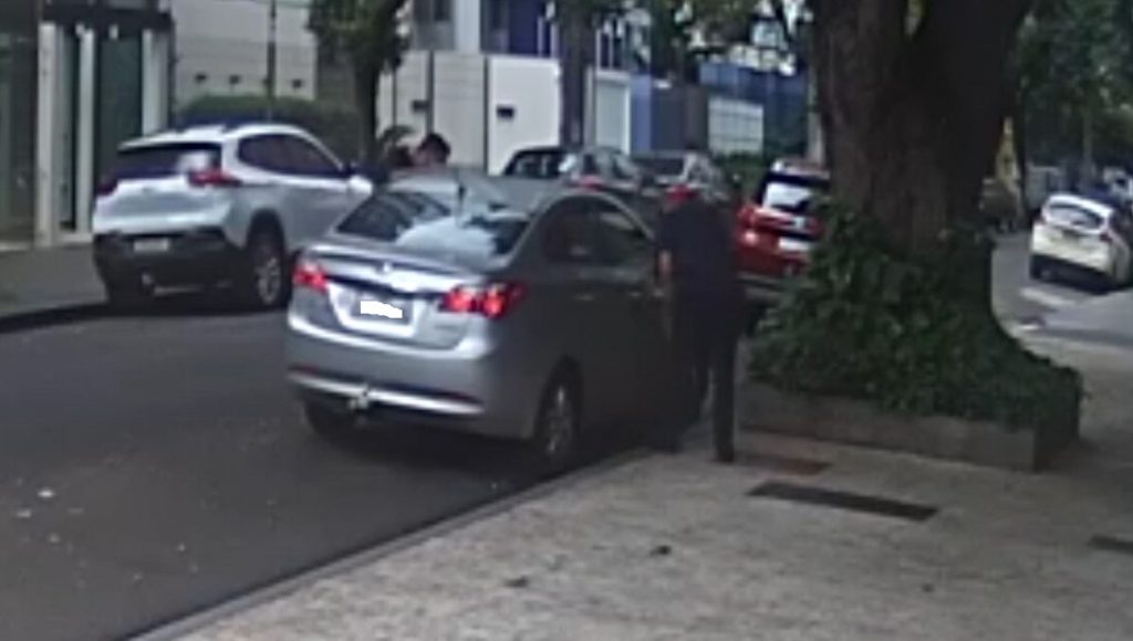 Vídeo: enfermeira é rendida por criminosos e tem carro roubado em Maringá