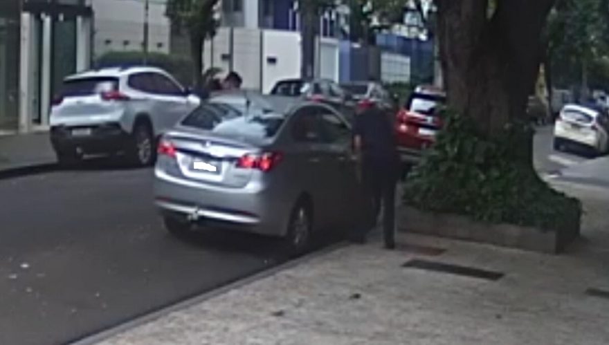 Vídeo: enfermeira é rendida por criminosos e tem carro roubado em Maringá