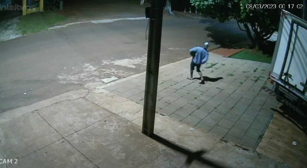 Vídeo mostra movimentação de suspeito de furtar bateria de caminhão no São Cristóvão