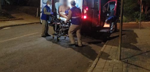 Jovem esfaqueado no braço é socorrido pelo Siate no bairro 14 de Novembro