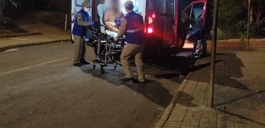 Jovem esfaqueado no braço é socorrido pelo Siate no bairro 14 de Novembro
