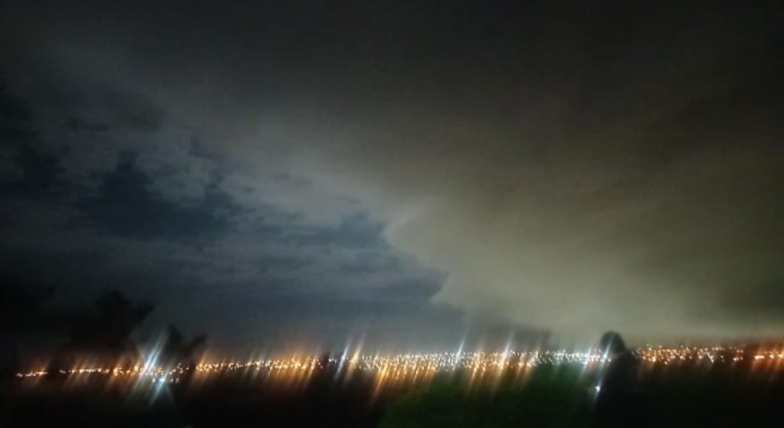 Nuvem gigante encobre Cascavel durante a madrugada