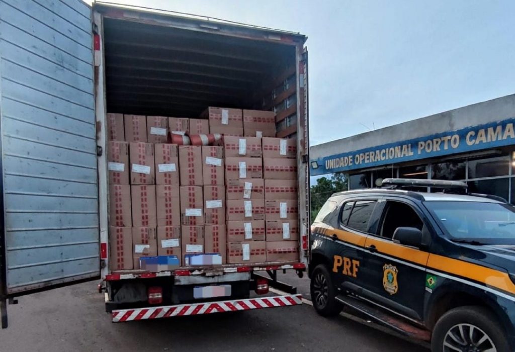 PRF apreende caminhão de mudança carregado de cigarros em Alto Paraíso