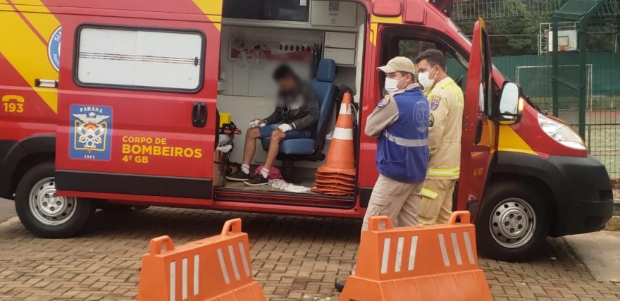 Motociclista tem lesão na mão ao se envolver em acidente na Rua Maracaí