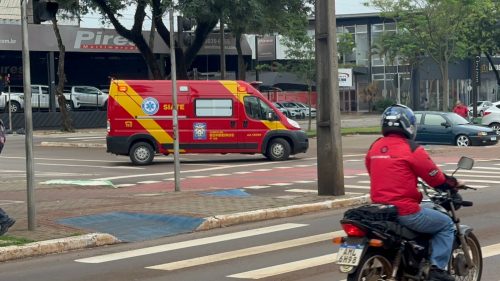 Vítima sofre queda de veículo na Avenida Brasil e é socorrida pelo Siate