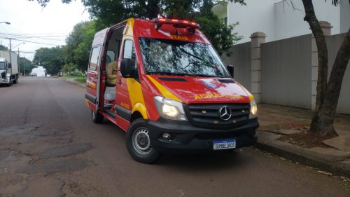 Ciclista fica ferido após colisão com caminhonete no Maria Luiza