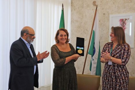 Imagem referente a Referência em contas públicas, servidora paranaense recebe medalha de mérito