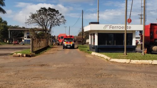 Bombeiros atendem vítima que sofreu queda de altura na Ferroeste