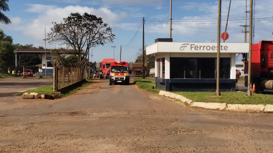 Bombeiros atendem vítima que sofreu queda de altura na Ferroeste