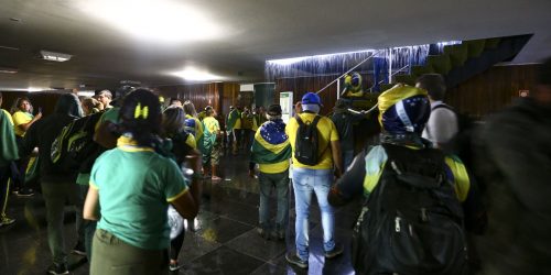 Moraes liberta mais 149 mulheres presas por atos golpistas Imagem referente a Moraes liberta mais 149 mulheres presas por atos golpistas
