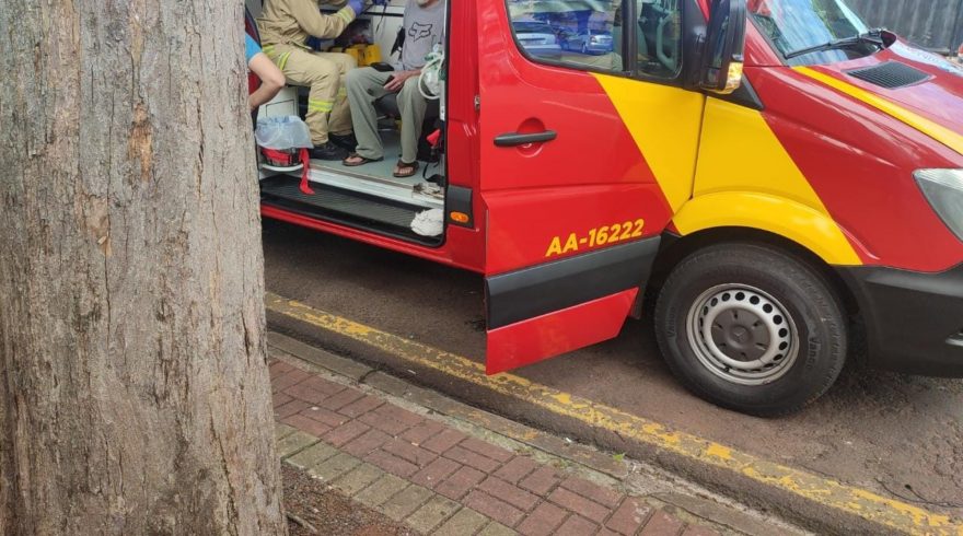 Com ferimento na cabeça, homem de 54 anos é socorrido na Rua Paraná