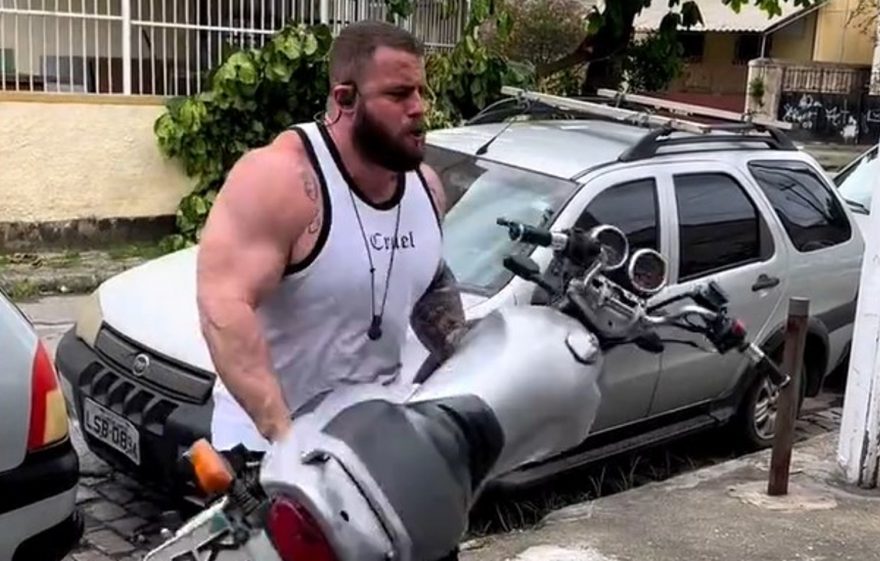 Vídeo de homem fazendo exercício com motocicleta causa polêmica