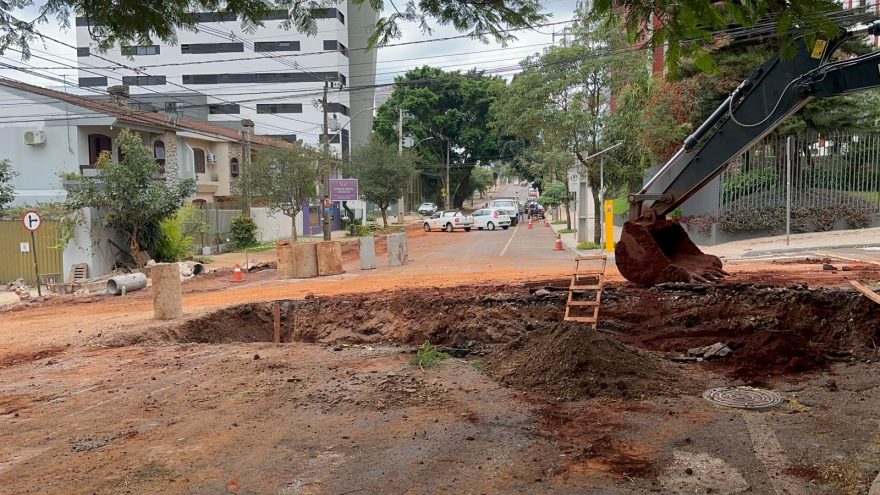 Obra interdita Rua Minas Gerais e deixa trânsito caótico no Centro