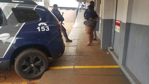 Mulher portando faca e drogas na Praça da Bíblia resiste a abordagem e é detida