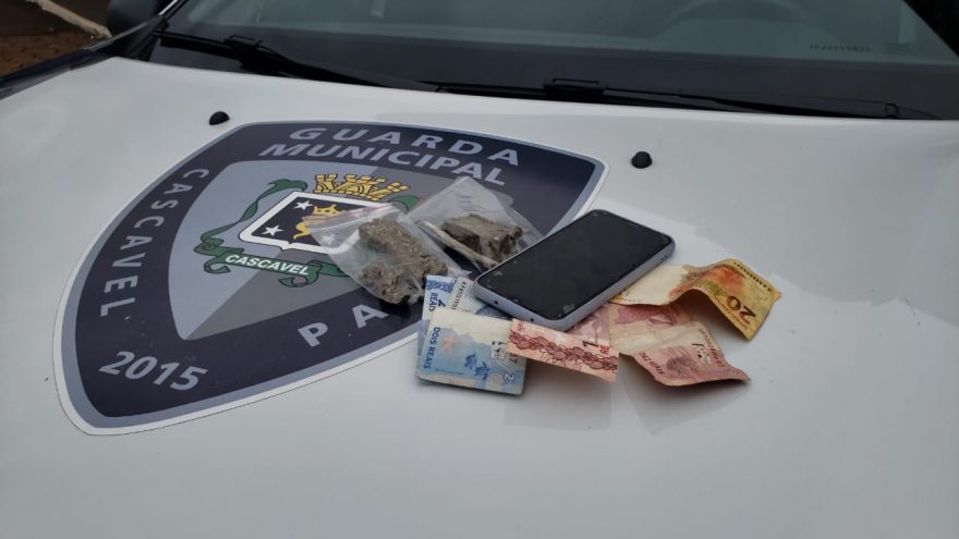 Após ser parado em abordagem, motociclista sem CNH é detido com maconha