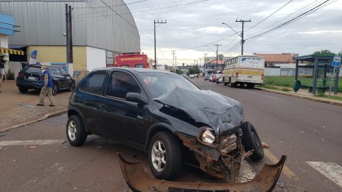 Motorista abandona carro após forte colisão com BMW no Coqueiral