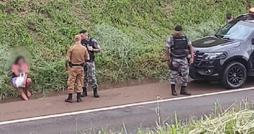 Policiais impedem que mulher se jogue contra veículos na BR-467