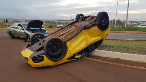 Carro capota após acidente no trevo da Ceasa na PR-486