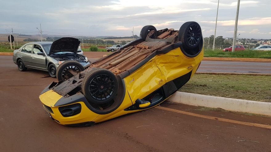 Carro capota após acidente no trevo da Ceasa na PR-486