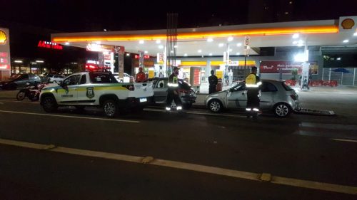 Acidente entre carro e caminhão é registrado no Centro