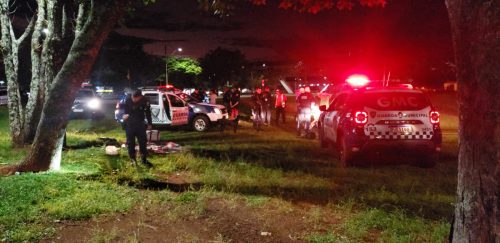 Moradores de rua reunidos em grande grupo são abordados no Centro