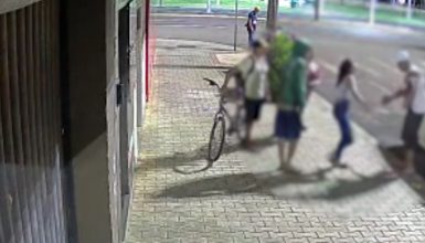 Imagem referente a Nervosa! câmera de segurança registra mulher esfaqueando homem no Centro de Cascavel