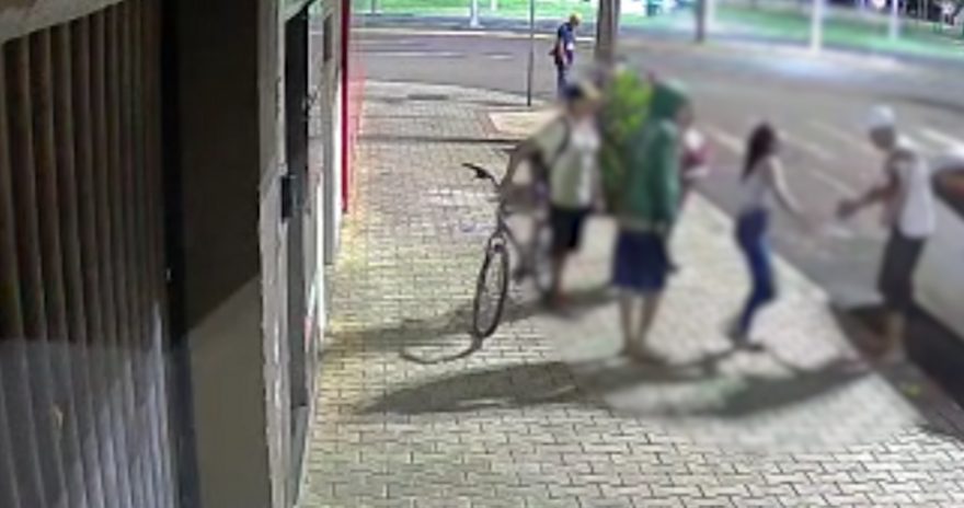 Nervosa! câmera de segurança registra mulher esfaqueando homem no Centro de Cascavel