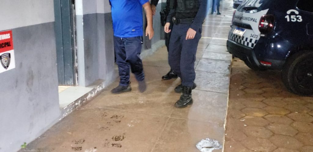 Homem é preso acusado de agredir a companheira por ciúmes no bairro Santa Cruz